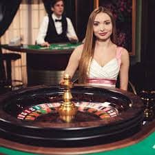 Dealer live casino berinteraksi dengan pemain melalui streaming video jernih